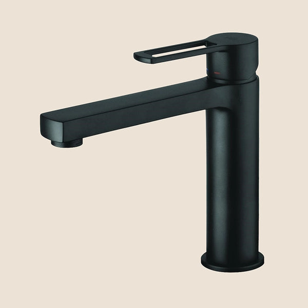 Paffoni Ringo Rin073 Miscelatore lavabo Monocomando Nero in opaco ambientato su piano bagno con accessori
