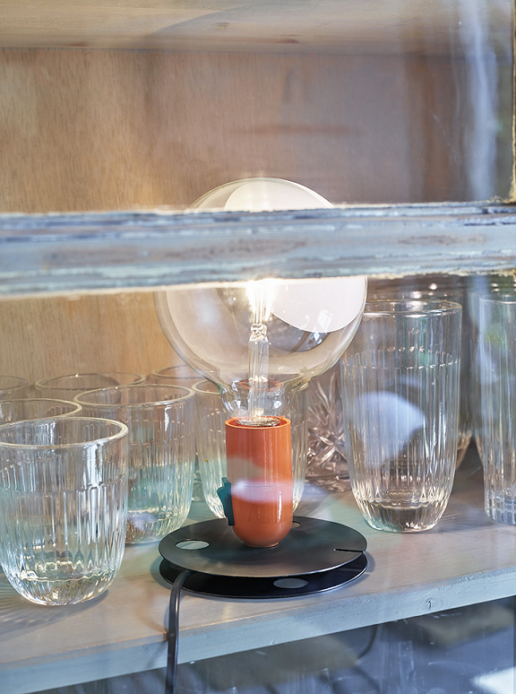 Flos Lampadina lampada da tavolo a luce diretta diffusa in alluminio e bachelite Arancione