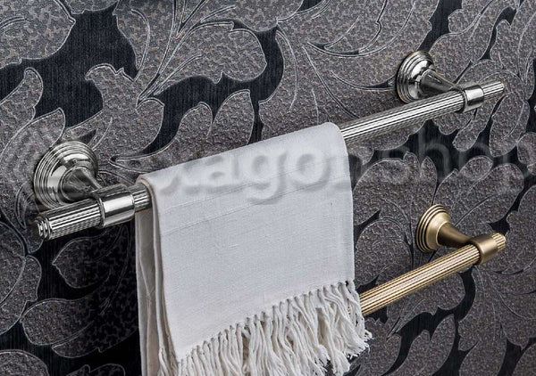 Colombo Hermitage portasciugamani 65 cm a parete cromo, dettaglio ravvicinato del materiale e dell'aggancio - Colombo Design