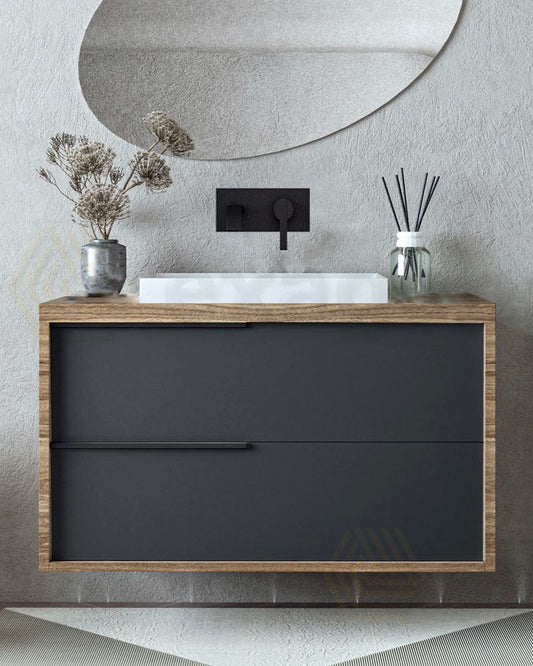 Mobile bagno 100x47 Urban noce antracite due cassetti con Noce Grigio Basalto ambientato in bagno moderno con specchio e...