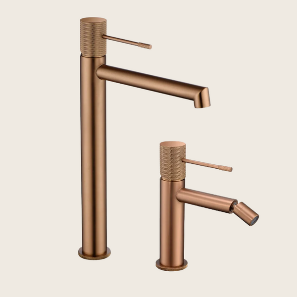 Coppia rubinetti lavabo alto e bidet senza scarico oro rosa, vista frontale su sfondo bianco - Exagonshop