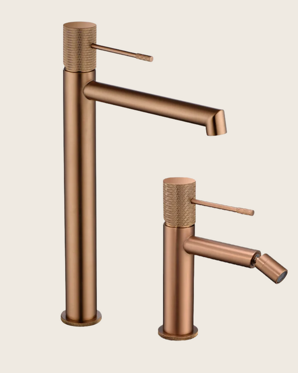 Coppia rubinetti lavabo alto e bidet senza scarico oro rosa, vista frontale su sfondo bianco - Exagonshop