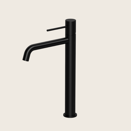 Rubinetto lavabo alto monocomando in ottone nero opaco, vista frontale su sfondo bianco - Exagonshop