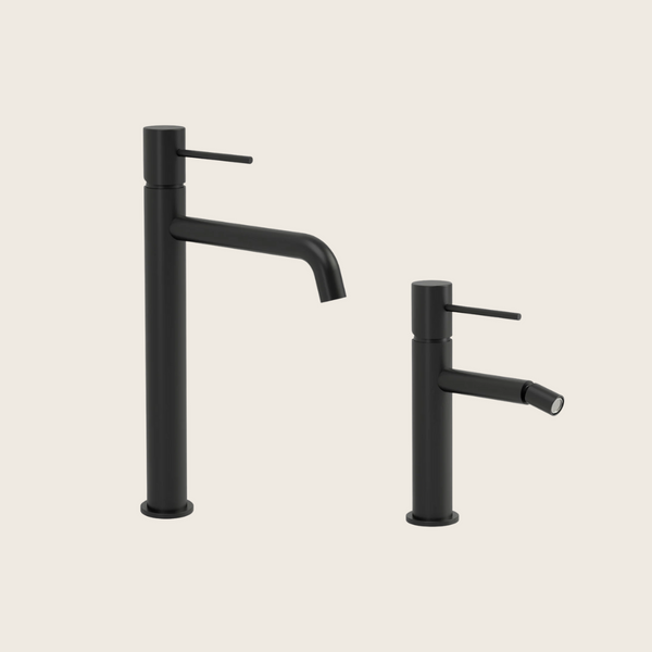 Coppia rubinetti lavabo alto e bidet in ottone nero opaco con flessibili Hidden