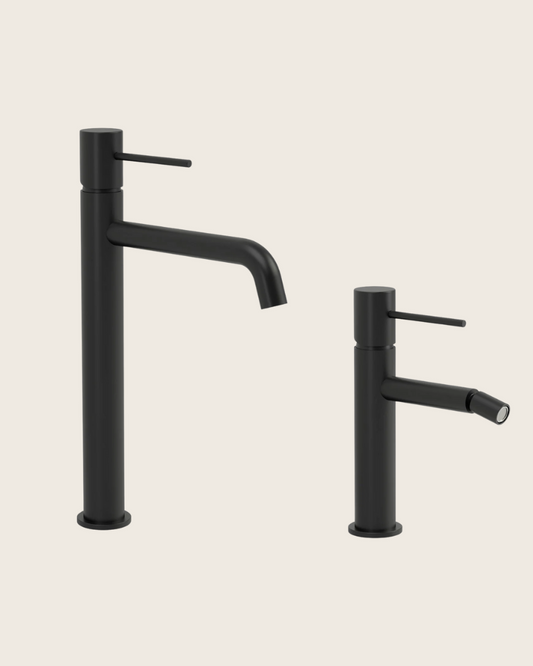 Coppia rubinetti lavabo alto e bidet in ottone nero opaco, vista frontale su sfondo bianco - Exagonshop