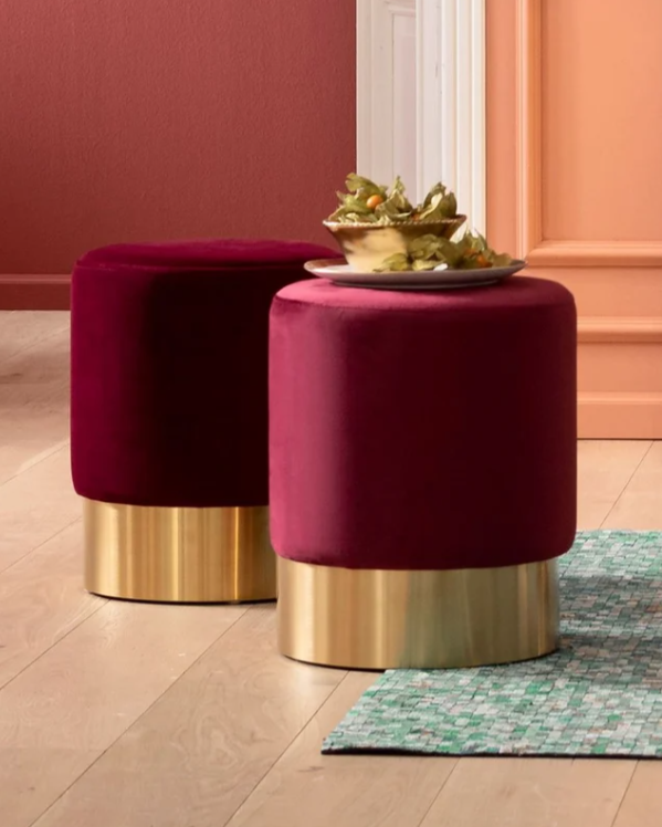 Cherry pouf sgabello 35 cm effetto velluto bordeaux con ambientato in spazio living con arredi coordinati - Exagonshop
