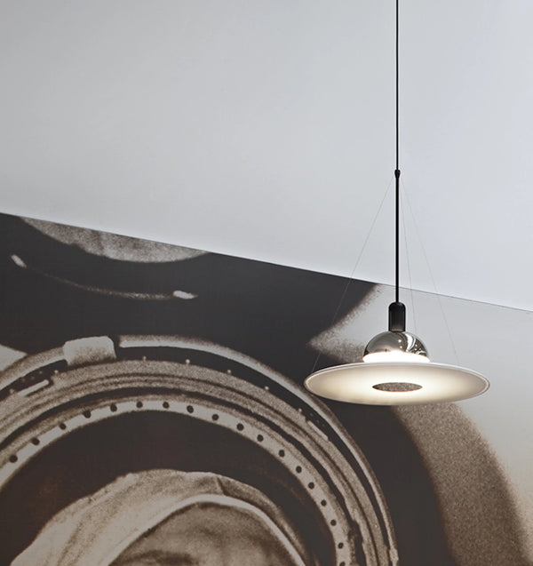 Flos Frisbi Lampada Sospesa Cromo in cromato accesa in ambiente, design e diffusione della luce