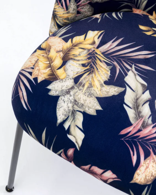 Cecil Flower sedia design fantasia con gambe in acciaio nero Multicolore ambientato in spazio living con arredi...
