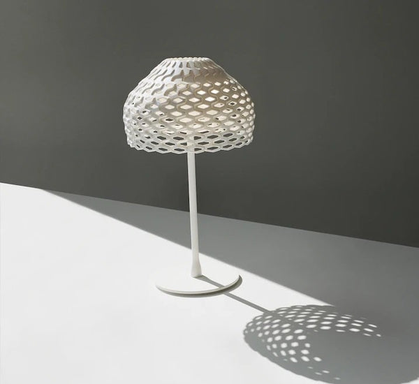 Flos Tatou Table Lampada da tavolo bianco spenta, dettaglio del corpo lampada e dei materiali