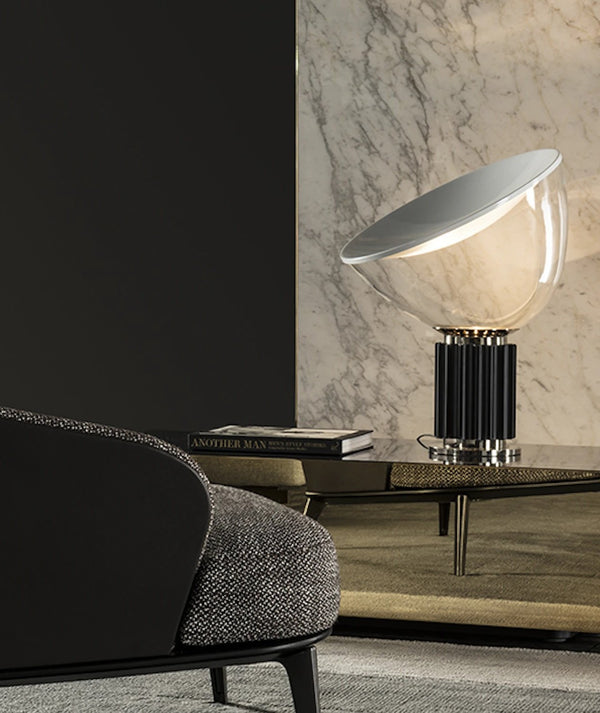 Flos Taccia Lampada da tavolo nero con dimmer, vista posteriore con attacco elettrico