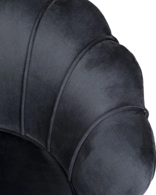 Water Lily Poltrona design nera con gambe in acciaio oro Nero ambientato in spazio living con arredi coordinati - Exagonshop