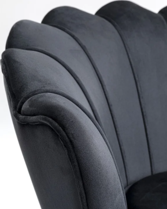 Water Lily Poltrona design nera con gambe in acciaio oro Nero ambientato in spazio living con arredi coordinati - Exagonshop
