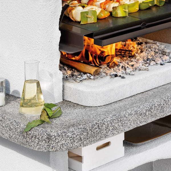 Palazzetti Salina 2 barbecue a carbonella per terrazza con Piano in Marmotech effetto granito grigio