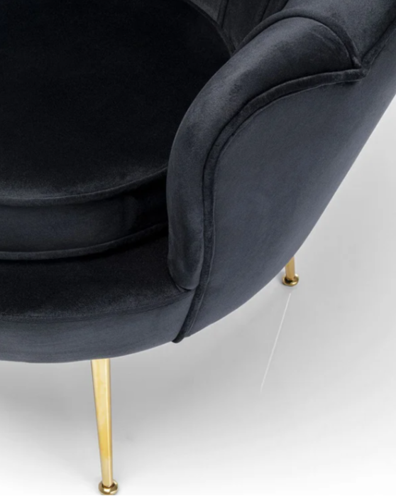 Water Lily Poltrona design nera con gambe in acciaio oro Nero ambientato in spazio living con arredi coordinati - Exagonshop