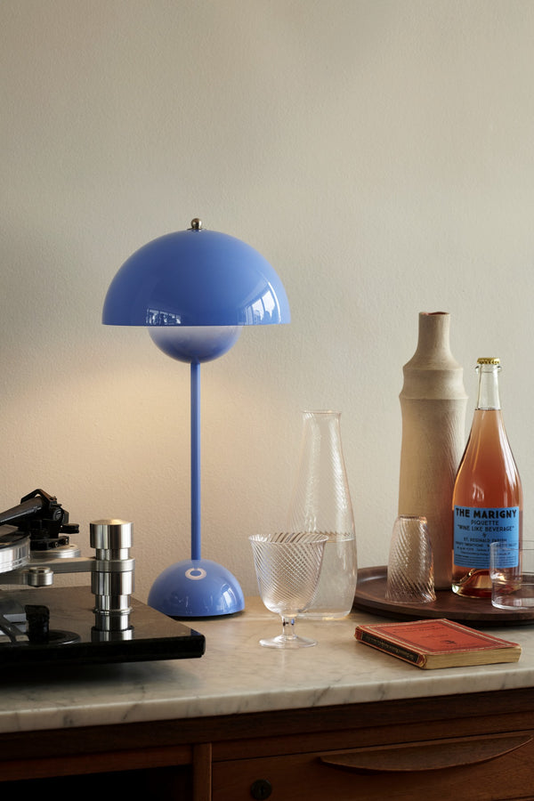 &Tradition Flowerpot VP3 Lampada da tavolo da interno swim Azzurro, vista posteriore con attacco elettrico