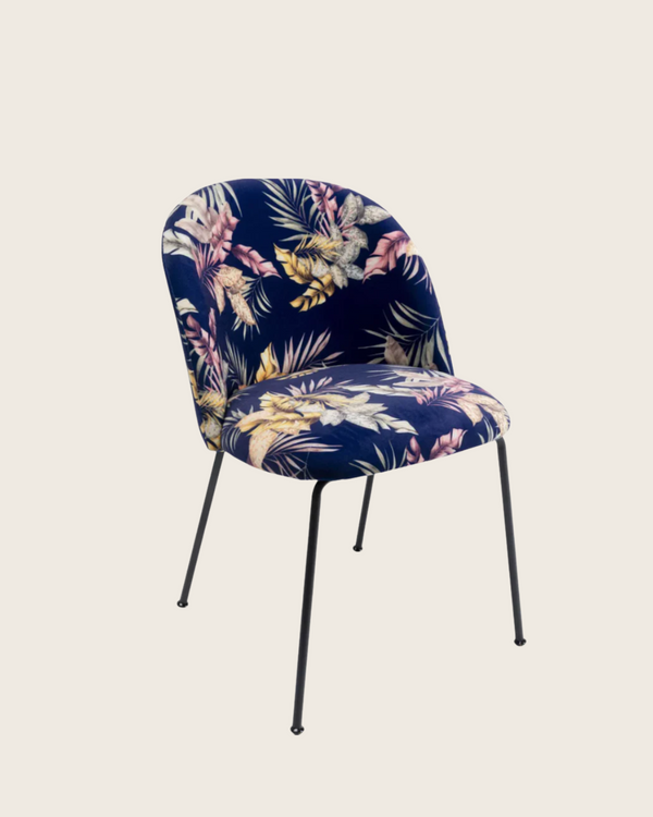 Cecil Flower sedia design fantasia con gambe in acciaio nero Multicolore in naturale ambientato in spazio living con...