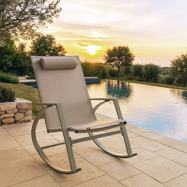 Andrea Bizzotto New sedia a dondolo da giardino tortora ambientato in spazio living con arredi coordinati