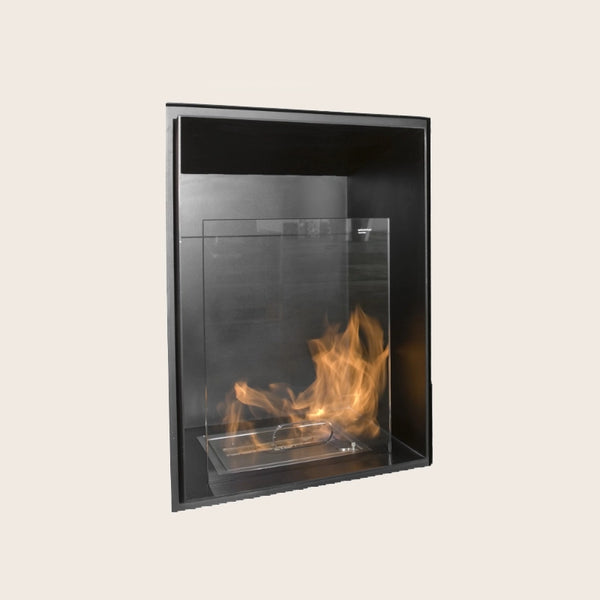 Antonio Lupi camino 81x48 A Bioetanolo nero Teka81 accesa in soggiorno, fiamma visibile attraverso il vetro - Antonio...
