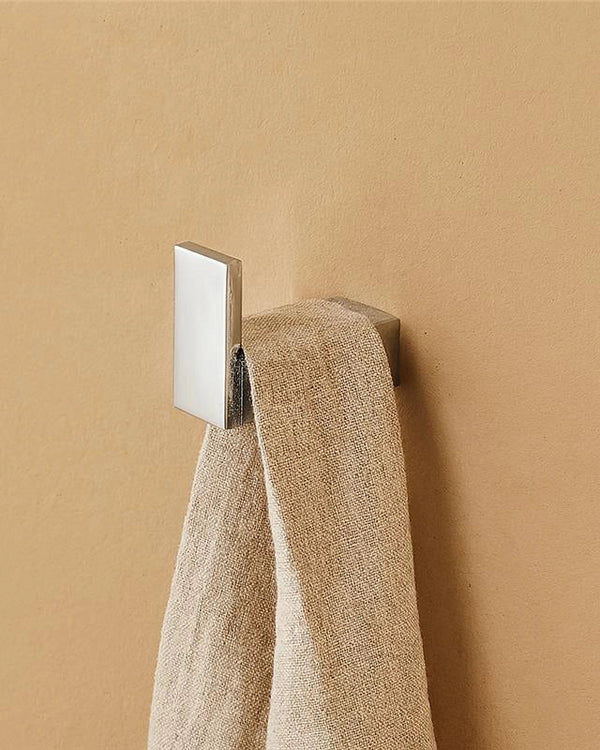 Appendino in alluminio argento Sky in satinato montato a parete, vista del design e della finitura - Exagonshop