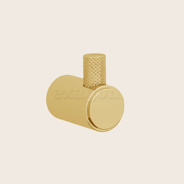 Bertocci Easy Gancio Appendino con texture mille righe oro montato a parete, vista del design e della finitura