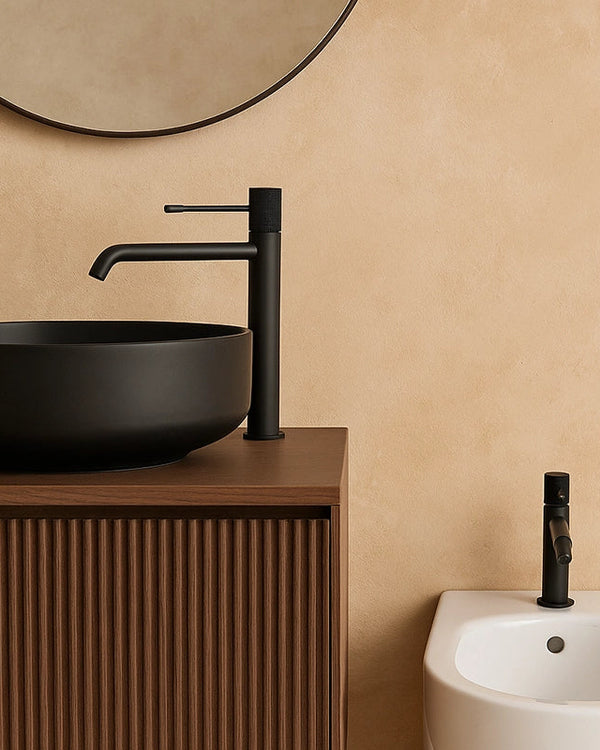 Coppia rubinetti lavabo alto e bidet senza scarico in in ottone e opaco ambientato su piano bagno con accessori - Exagonshop