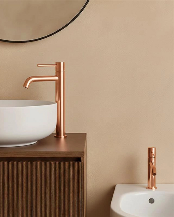 Coppia rubinetti lavabo alto e bidet senza scarico oro rosa, vista frontale su sfondo bianco - Exagonshop