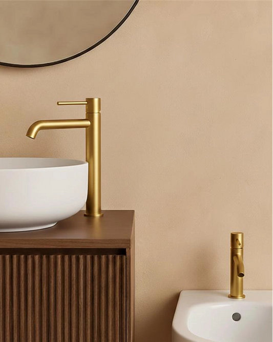 Coppia rubinetti lavabo alto e bidet senza scarico oro Oro Mat, vista frontale su sfondo bianco - Exagonshop