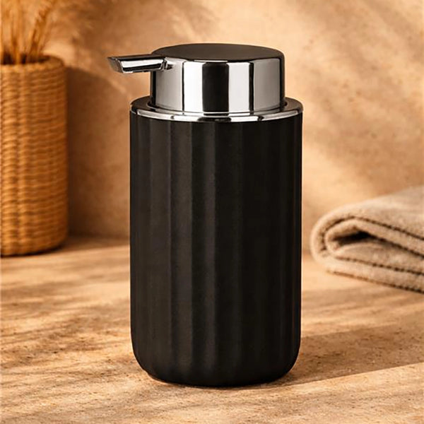 Dispenser sapone da appoggio in tpr nero in opaco montato a parete, vista del design e della finitura - Exagonshop