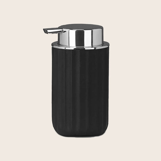 Dispenser sapone da appoggio in tpr nero, dettaglio ravvicinato del materiale e dell'aggancio - Exagonshop