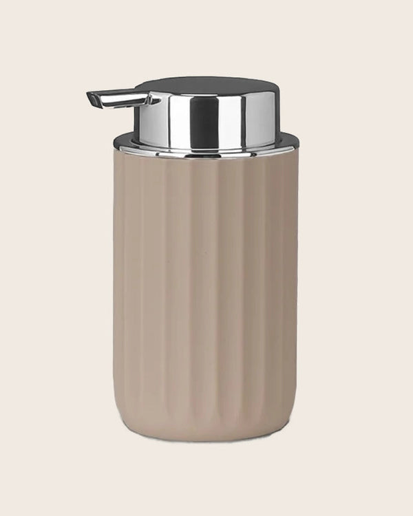 Dispenser sapone da appoggio in tpr tortora, dettaglio ravvicinato del materiale e dell'aggancio - Exagonshop