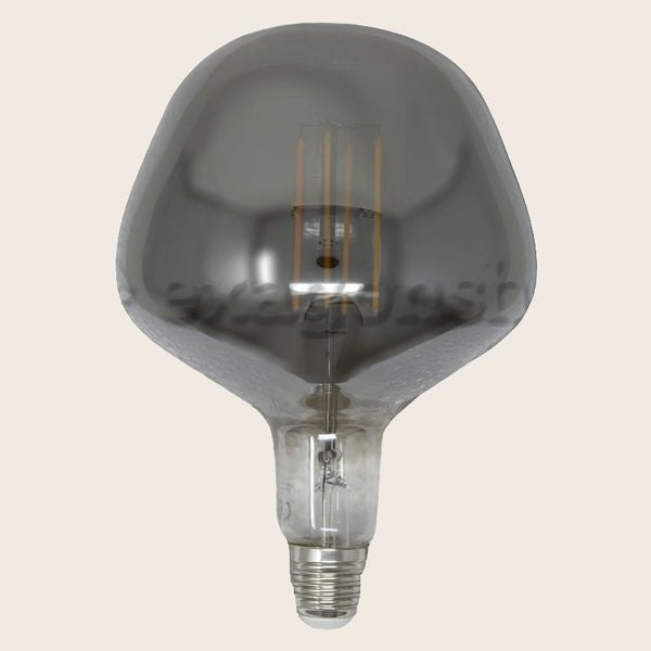 Lampadina Smoky Vintage E27 luce calda 220 lumen accesa in ambiente, design e diffusione della luce - Exagonshop