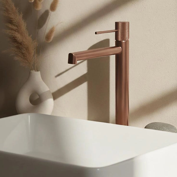Miscelatore alto lavabo senza scarico in ottone oro rosa Oro Mat in satinato e spazzolato ambientato su piano bagno con...