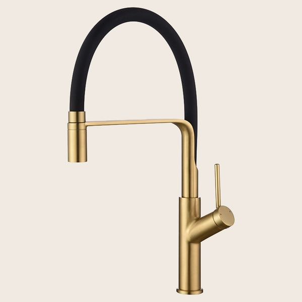Miscelatore cucina flessibile Imola oro spazzolato in ottone e opaco installato su lavello, vista della bocca e della...