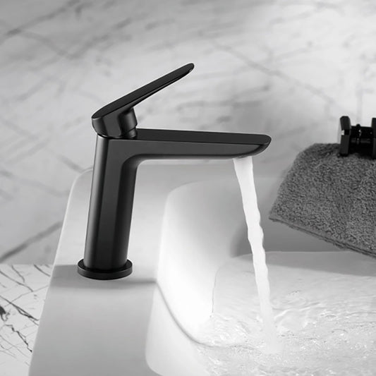 Miscelatore lavabo Totem in ottone nero opaco, vista frontale su sfondo bianco - Exagonshop