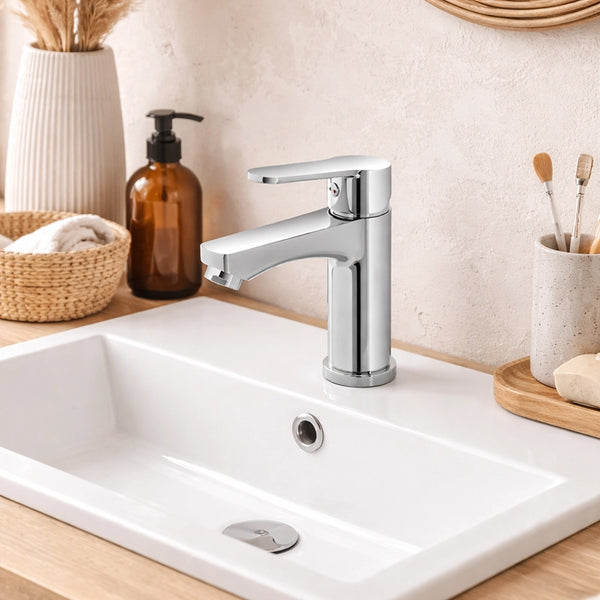 Miscelatore lavabo zinco cromo Eden in lucido e cromato ambientato su piano bagno con accessori - Exagonshop