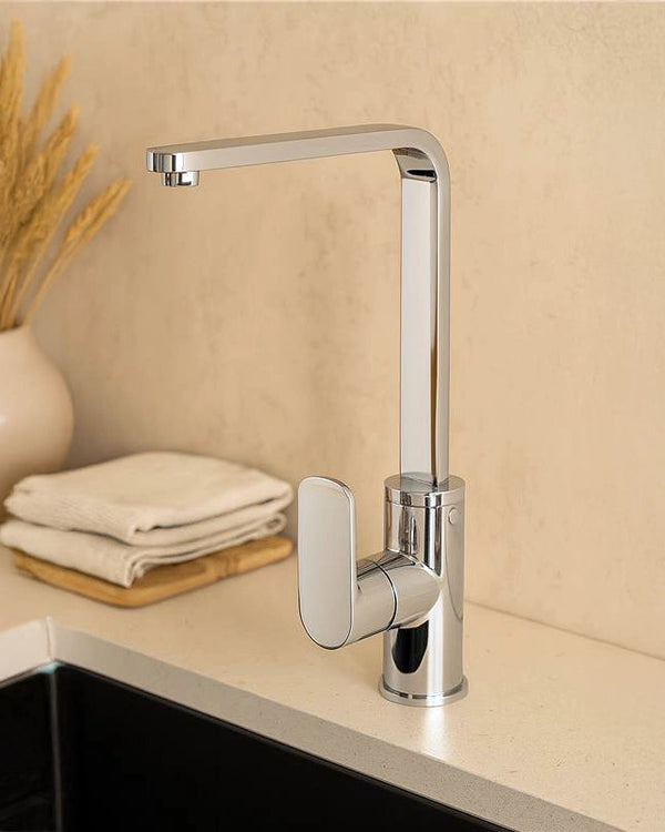 Miscelatore monocomando lavello canna alta quadra cromo installato su lavello, vista della bocca e della leva - Exagonshop