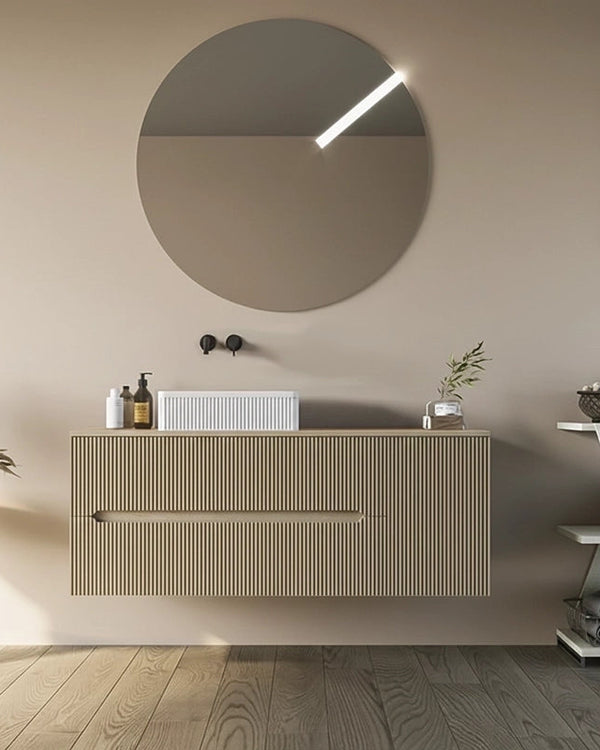 Mobile bagno 100x46 Urbino cannettato tortora opaco con in naturale con lavabo e rubinetteria, vista frontale su sfondo...