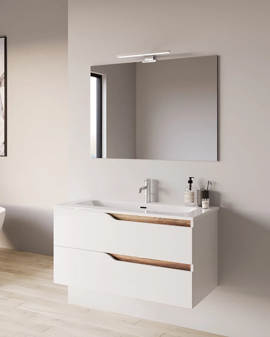 Mobile bagno 80x46 Gaia quercia naturale bianco lucido con ambientato in bagno moderno con specchio e accessori - Exagonshop