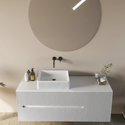 Mobile bagno 120x46 Urbino cannettato bianco opaco con anta ambientato in bagno moderno con specchio e accessori - Exagonshop