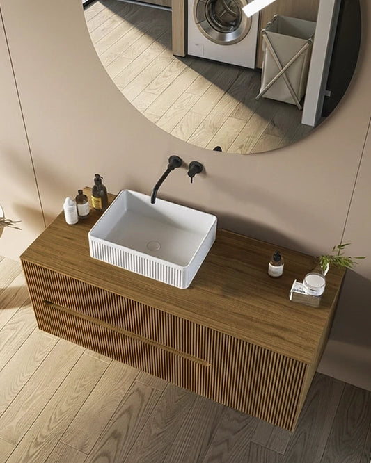 Mobile bagno 120x46 Urbino cannettato noce chiaro con anta ambientato in bagno moderno con specchio e accessori - Exagonshop