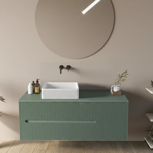 Mobile bagno 120x46 Urbino cannettato verde bosco con anta ambientato in bagno moderno con specchio e accessori - Exagonshop