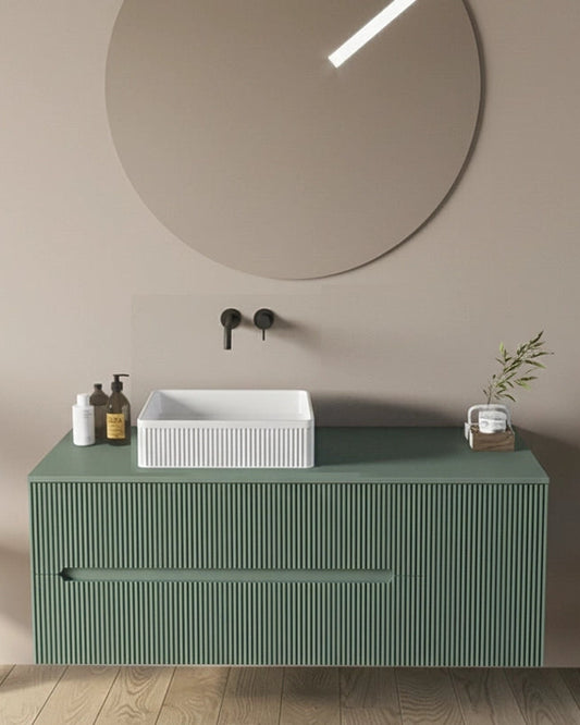 Mobile bagno 120x46 Urbino cannettato verde bosco con anta ambientato in bagno moderno con specchio e accessori - Exagonshop