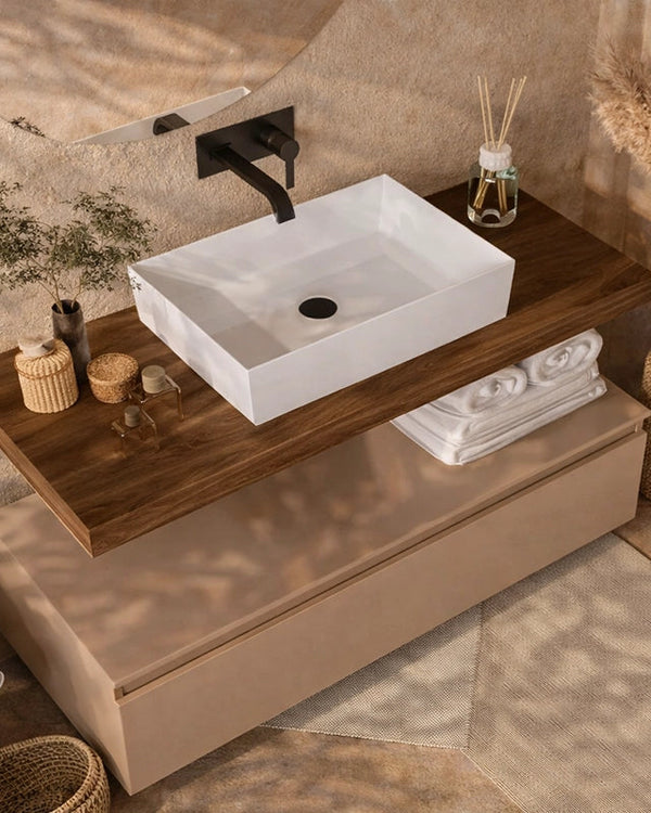 Mobile bagno 120x50 tabacco tortora opaco Oasy con top e Tabacco Tortopaco ambientato in bagno moderno con specchio e...
