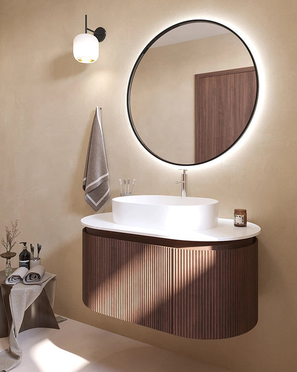 Mobile bagno 90x50 Siviglia cannettato quercia scuro lavabo ambientato in bagno moderno con specchio e accessori - Exagonshop