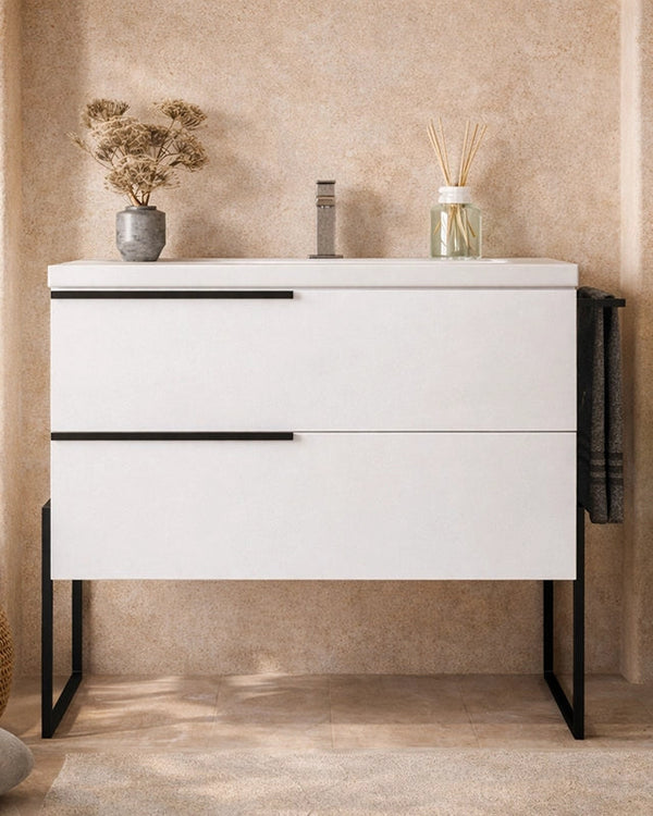 Mobile bagno Bianco Lucido 100x45 Venezia a pavimento con in opaco con lavabo e rubinetteria, vista frontale su sfondo...