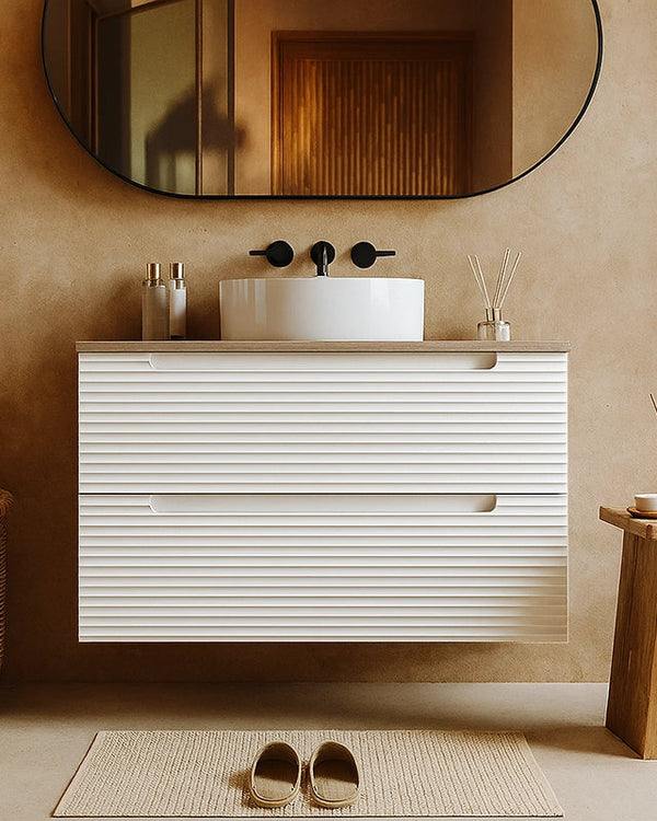 Mobile bagno bianco opaco 100x45 Mango top quercia e lavabo con lavabo e rubinetteria, vista frontale su sfondo neutro...