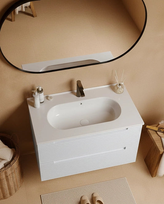 Mobile bagno bianco opaco 80x45 Mango lavabo in ceramica ambientato in bagno moderno con specchio e accessori - Exagonshop