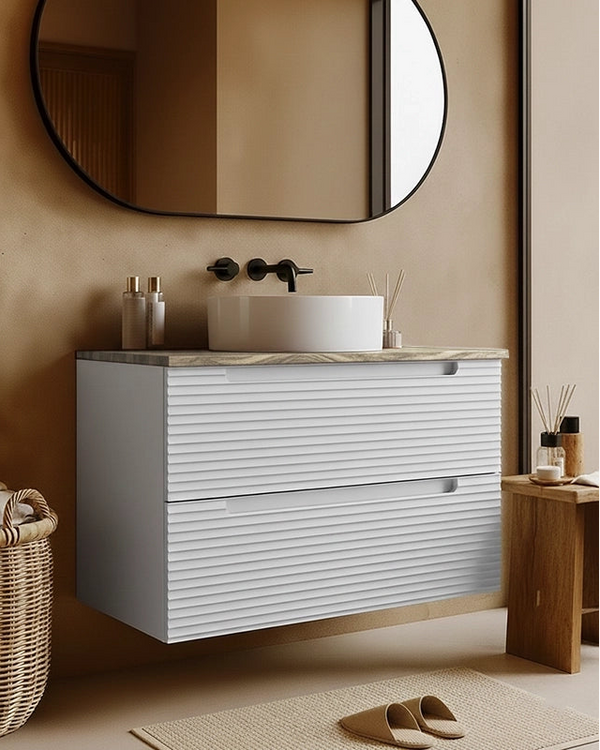 Mobile bagno bianco opaco 100x45 Mango top quercia e lavabo ambientato in bagno moderno con specchio e accessori - Exagonshop