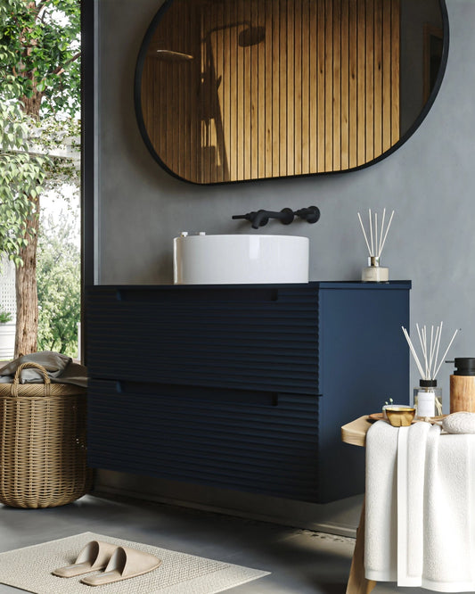 Mobile bagno blu notte 100x45 Mango lavabo tondo da Blu Scuro ambientato in bagno moderno con specchio e accessori...