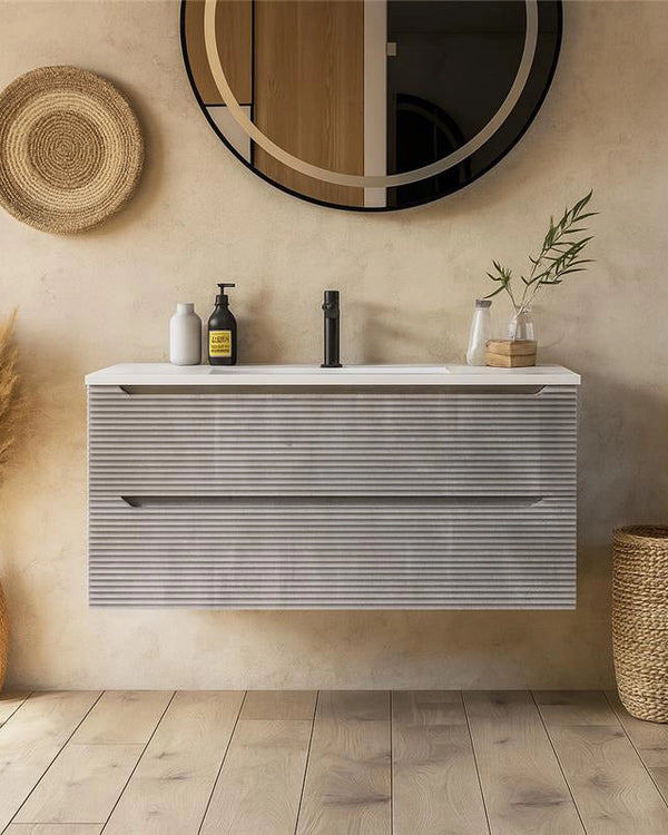 Mobile bagno grigio 100x45 San Marino con lavabo in in mineralmarmo con lavabo e rubinetteria, vista frontale su sfondo...